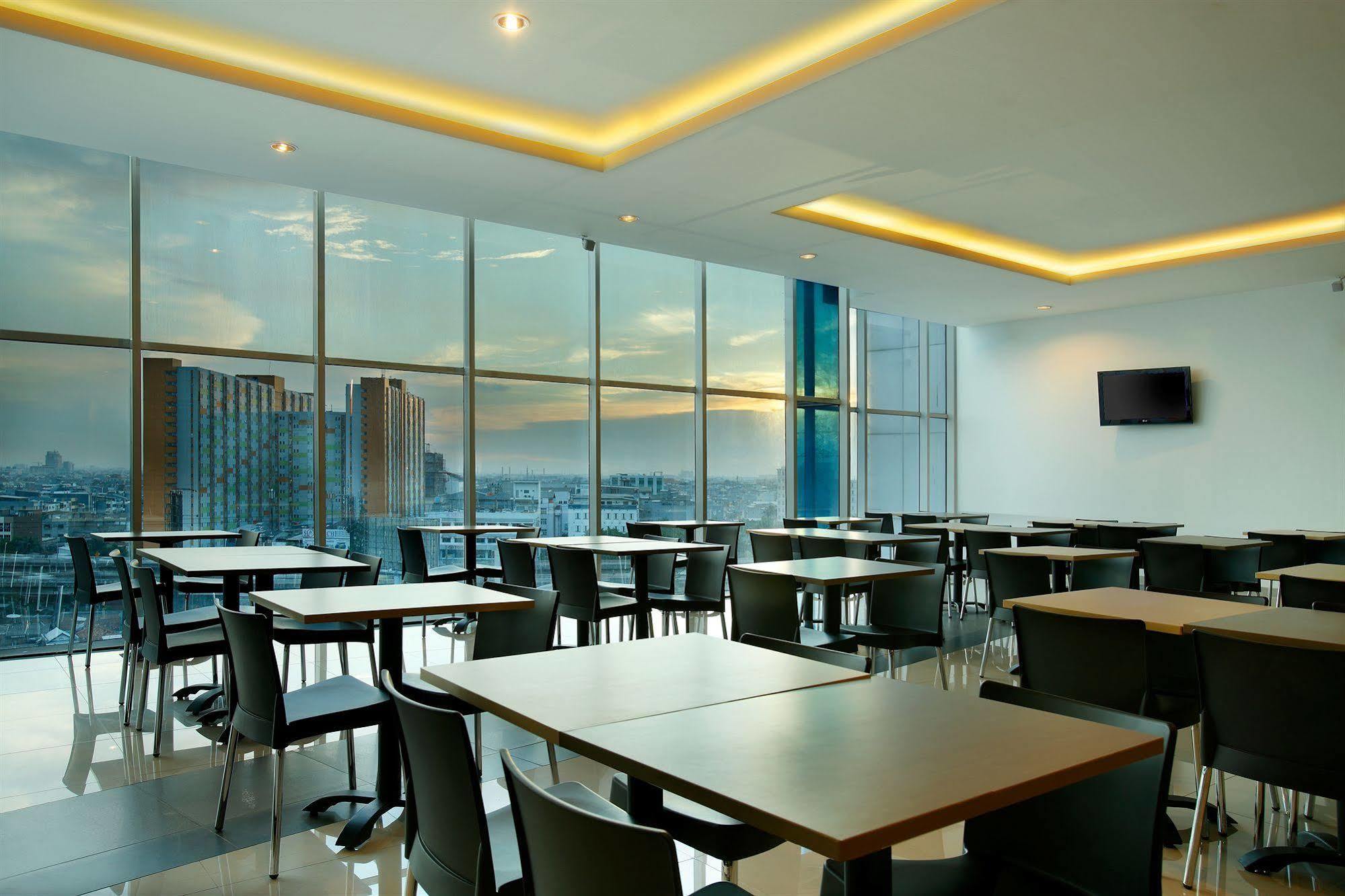 Amaris Hotel Seasons City Jakarta Exterior foto
